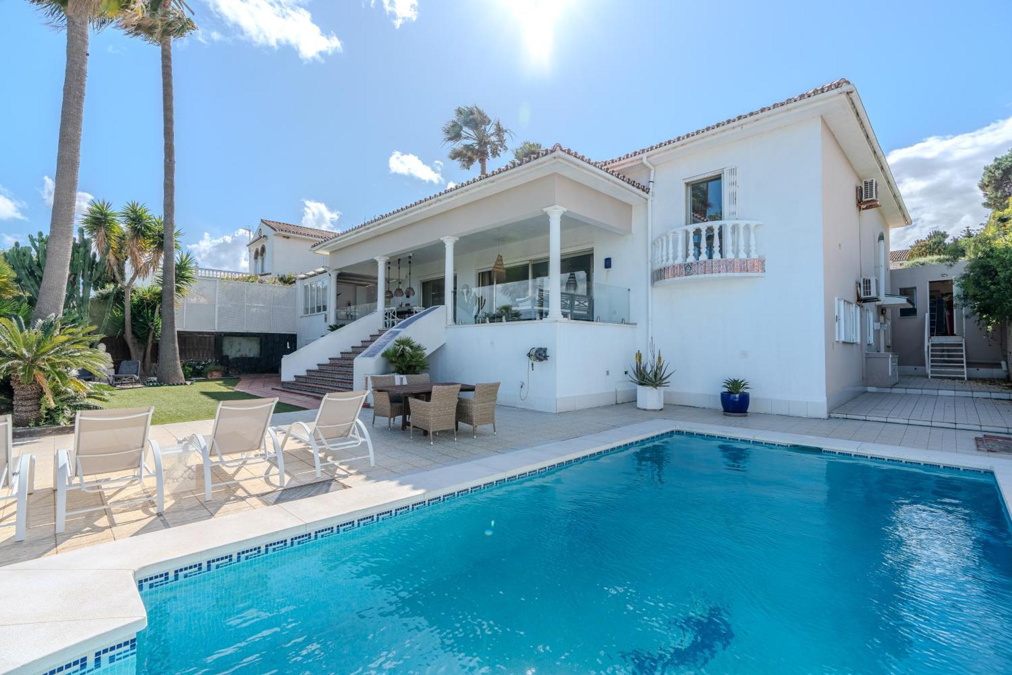 Casa Blanca Villa Манилва Екстериор снимка